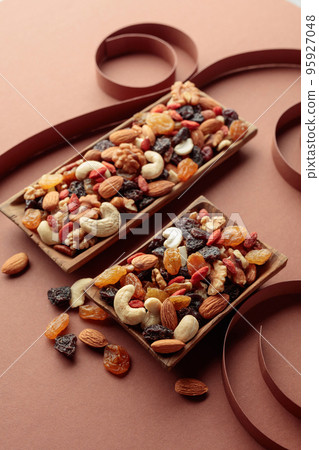 The mix of dried fruits and berries in wooden dish. 95927048