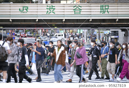 Japan's Tokyo cityscape Elimination of immigration restrictions, lifting of the ban on foreigners' personal travel ... Shibuya has many people = October 11 95927819