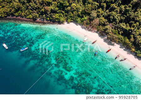 Aerial view of Loh Dalum and tonsai beach in koh Phi Phi islands, Krabi, Thailand Aerial view of Loh Dalum and tonsai beach in koh Phi Phi islands, Krabi, Thailand 95928705