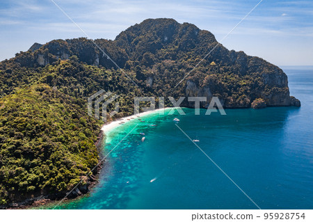 Aerial view of Loh Dalum and tonsai beach in koh Phi Phi islands, Krabi, Thailand 95928754