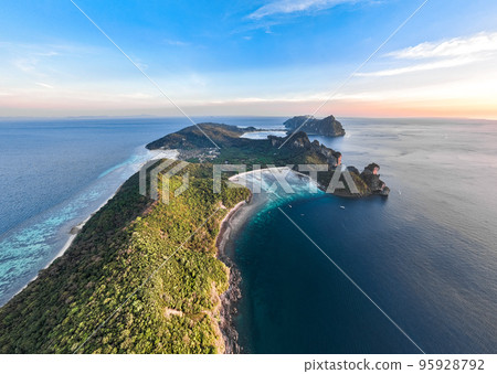 Aerial view of Loh Lana Bay at sunset in koh Phi Phi islands, Krabi, Thailand 95928792