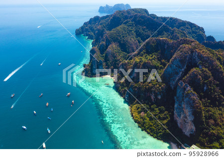 Aerial view of Loh Dalum and tonsai beach in koh Phi Phi islands, Krabi, Thailand 95928966