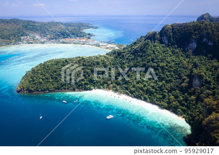 Aerial view of Loh Dalum and tonsai beach in koh Phi Phi islands, Krabi, Thailand 95929017