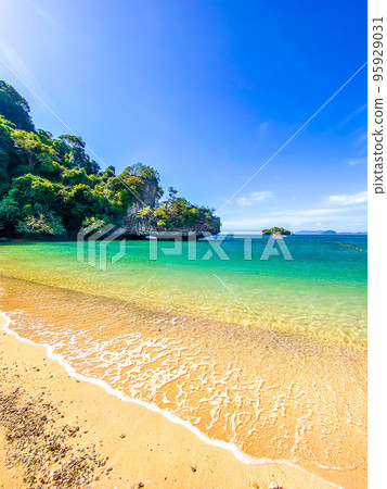 Koh Phak Bia island in Krabi province, Thailand Koh Phak Bia island in Krabi province, Thailand 95929031