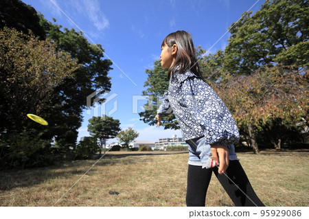 Elementary school girl playing Frisbee (8 years old) 95929086