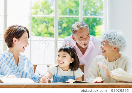 家人看著在家學習的小學生 家人看著在家學習的小學生 95929265