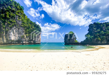 Aerial view of Koh Hong island in Krabi province, Thailand 95929275