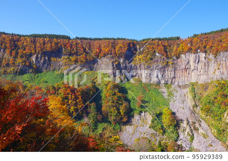 從新潟縣津南町三玉公園的中津川溪谷展望台看柱狀節理和秋葉的岩石及其周邊 95929389