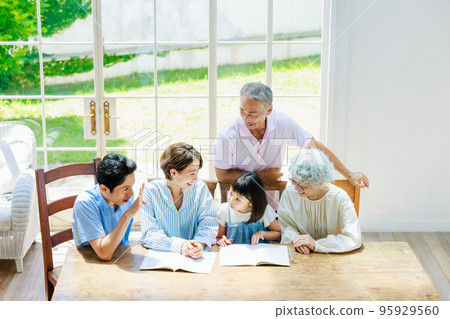 Family watching over elementary school students studying at home Family watching over elementary school students studying at home 95929560