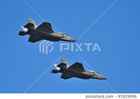 隱形戰鬥機 F-35B 編隊飛行 95929996
