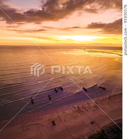 Sunset at Khao Lak beach, Thailand 95930576