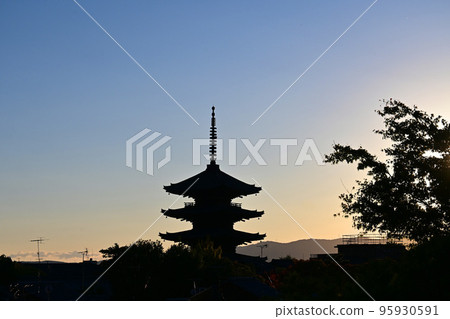 Yasaka Pagoda seen from Ishin no Michi in Higashiyama, Kyoto City at dusk in autumn 95930591