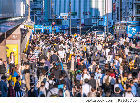 Tokyo cityscape in Japan Prelude to the 8th wave ... Almost no risk of infection outdoors ... Lack of ventilation ... = October 23, Shinjuku Station 95930710