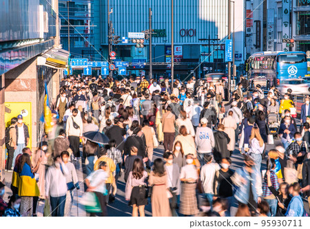 日本東京城市景觀 第八波前奏...在戶外幾乎沒有感染風險...通風不足... = 10月23日，新宿站 95930711