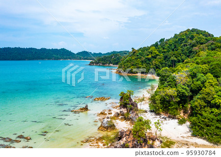 Koh Phayam beach Hin Talu with rock arch formation in Ranong, Thailand. Koh Phayam beach Hin Talu with rock arch formation in Ranong, Thailand. 95930784