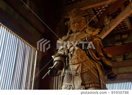 東大寺大佛殿內,有一尊四大天王之一的天王巨像,手持畫卷,神態威嚴。 東大寺大佛殿內,有一尊四大天王之一的天王巨像,手持畫卷,神態威嚴。 95930786