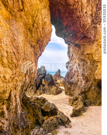 Koh Phayam beach Hin Talu with rock arch formation in Ranong, Thailand. Koh Phayam beach Hin Talu with rock arch formation in Ranong, Thailand. 95930838