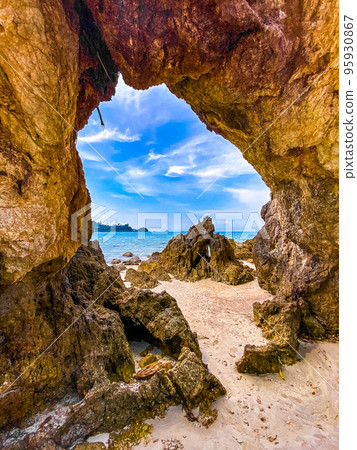 Koh Phayam beach Hin Talu with rock arch formation in Ranong, Thailand. Koh Phayam beach Hin Talu with rock arch formation in Ranong, Thailand. 95930867