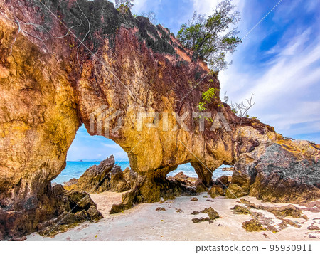 Koh Phayam beach Hin Talu with rock arch formation in Ranong, Thailand. Koh Phayam beach Hin Talu with rock arch formation in Ranong, Thailand. 95930911