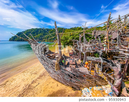 Old wooden pirate boat on the beach in Koh Phayam, Ranong, Thailand Old wooden pirate boat on the beach in Koh Phayam, Ranong, Thailand 95930943