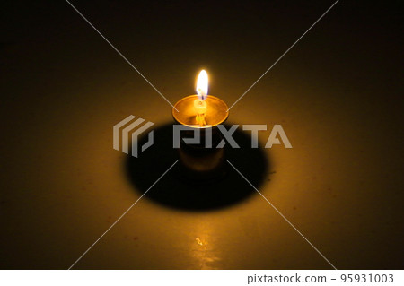 Candles and flames on candlesticks 95931003