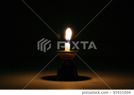 燭台上的蠟燭和火焰 95931004