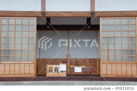The main hall of Choseiji Temple, built by Takakage Kobayakawa in Honmachi, Takehara City, Hiroshima Prefecture, has a beautiful lattice door. 95931018