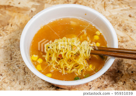 cup noodles just before eating 95931039
