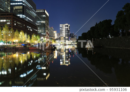 倒映在皇宮和田倉庫護城河中的倒置護城河夜景 95931106