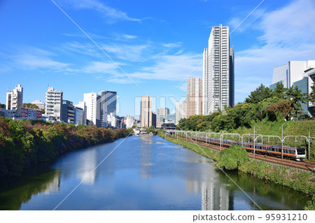 運行在外護城河的中央線快速列車 運行在外護城河的中央線快速列車 95931210