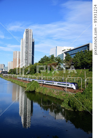 E353系列特快列車開吉在外護城河上運行 95931214