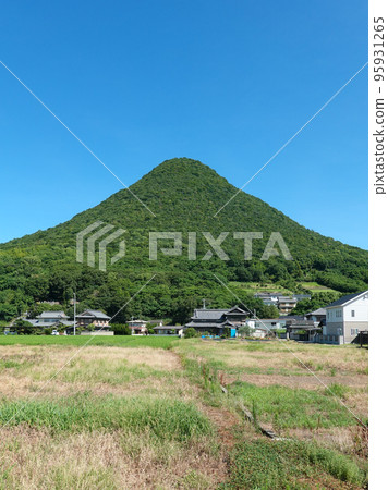 Mt. Iino, also known as Sanuki Fuji, shines in the summer blue sky Mt. Iino, also known as Sanuki Fuji, shines in the summer blue sky 95931265