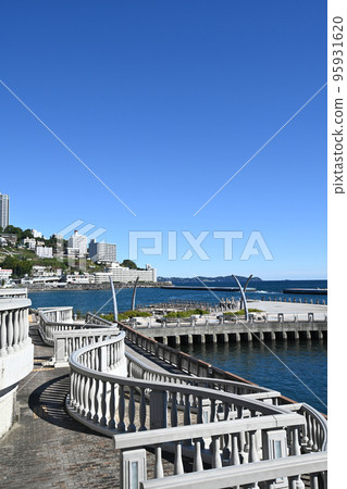 靜岡縣熱海陽光海灘的濱海風光 95931620