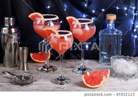 Cocktail Pink Paloma with silver tequila 95932123
