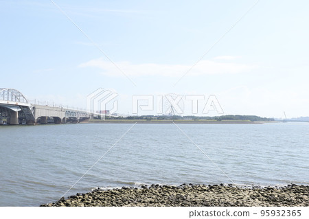 Kasai Rinkai Park on the opposite shore seen from the coast of Shinkiba Kasai Rinkai Park on the opposite shore seen from the coast of Shinkiba 95932365