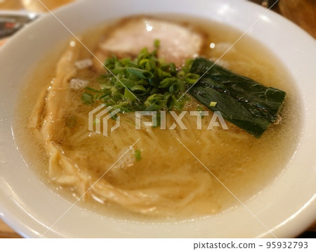 Salt ramen with clear soup 95932793