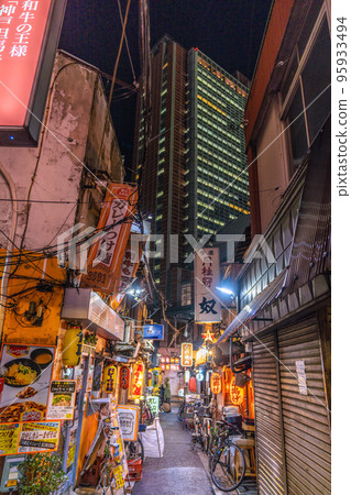 三軒茶屋站旁邊的酒吧區“三茶三房街”（三軒茶屋三角區）等的街景 95933494