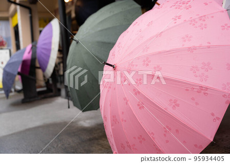 Rows of colorful Japanese umbrellas 95934405