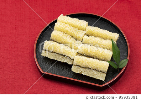 新年菜餚 11-02_黑盤魚子海帶_背景紅色 95935381