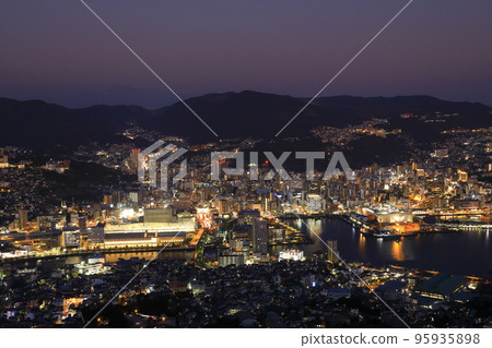 從稻佐山的展望台看長崎夜景 從稻佐山的展望台看長崎夜景 95935898