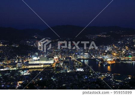 從稻佐山的展望台看長崎夜景 從稻佐山的展望台看長崎夜景 95935899