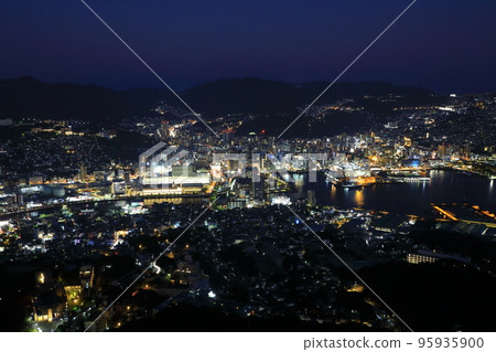 從稻佐山的展望台看長崎夜景 從稻佐山的展望台看長崎夜景 95935900