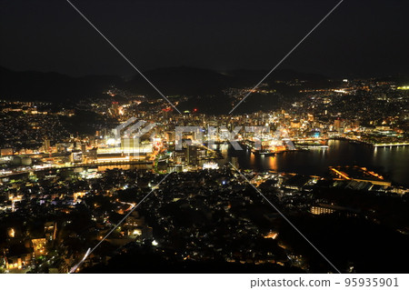 從稻佐山的展望台看長崎夜景 95935901