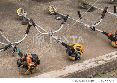 Inspection and maintenance of grass cutters (brush cutters) 95936782