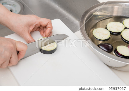 【中年家庭主婦用三德刀將茄子切成兩半】 95937037