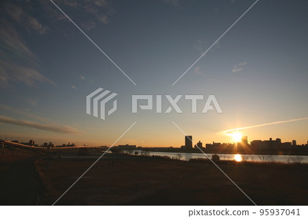 New Year's Sunrise, Arakawa Dawn, Senju Shimbashi, Shuto Expressway Circular Route and Tokyo Detention Center [Adachi Ward, Tokyo] 95937041