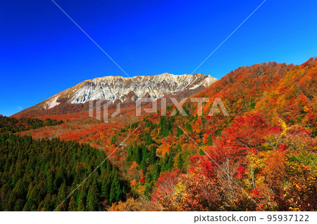 [Tottori Prefecture] Mt. Daisen in autumn colors seen from Kagikake Pass on a sunny day 95937122