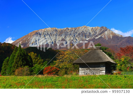 [鳥取縣]秋色的大山和三子的茅草屋 95937130