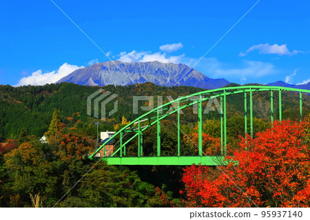 [Tottori Prefecture] Minami-Oyama Bridge and Daisen (Oku-Daisen) in autumn colors 95937140
