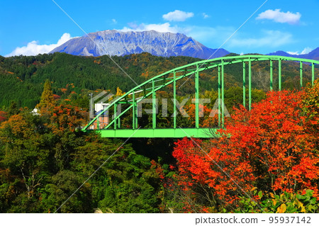 [鳥取縣]秋色的南大山橋和大山（奧大山） 95937142